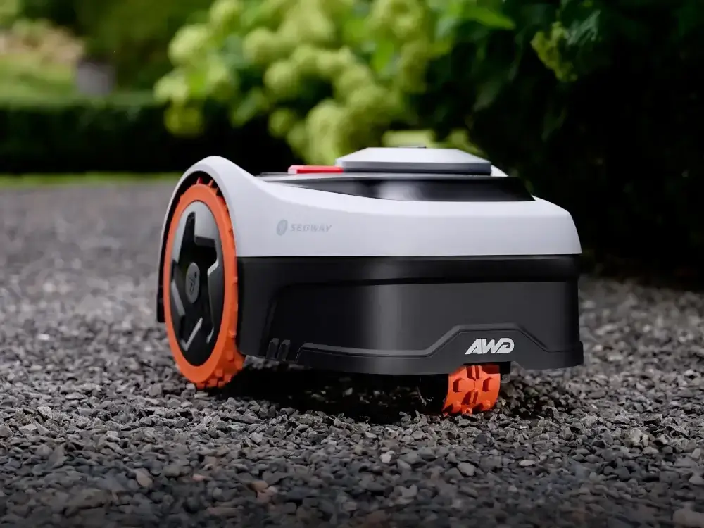 X-ray – zawieszenie i silniki na kamieniach Robot koszący Segway Navimow i210 AWD – zawieszenie i silniki (x-ray) na kamieniach, konstrukcja do trudnego terenu